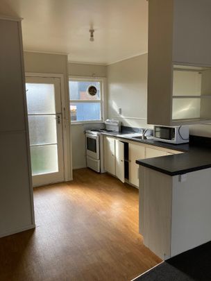 Looking for a comfy 2-bedroom, 1-bath unit in Hamilton East? - Photo 1