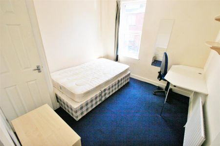 6 bedroom detached house to rent - Photo 2