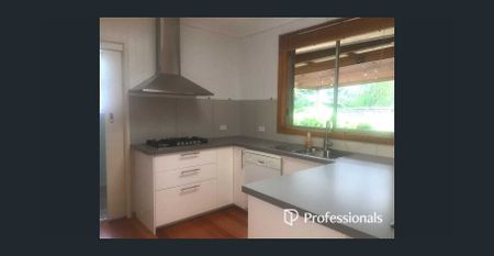 Charming Family Home in Mount Waverley - Photo 2