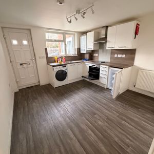 QUEENSWAY, BLETCHLEY - 1 BEDROOM - Photo 2