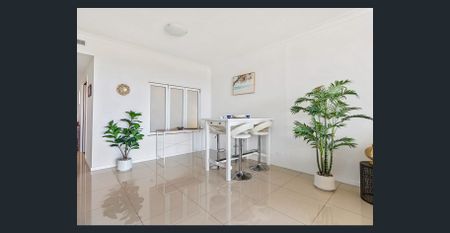 Elevated Coastal Living: Spacious 3rd-Floor Apartment with Resort-Style Facilities - Photo 4