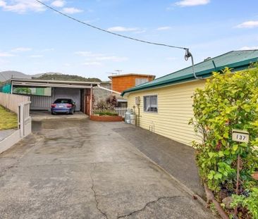 Spacious family home with outdoor undercover entertainment area - Photo 2