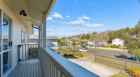 SUNNY 3-BEDROOM HOME IN TOTARA VALE - Photo 3