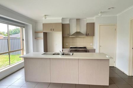 Perfectly positioned, three bedroom beauty! - Photo 5