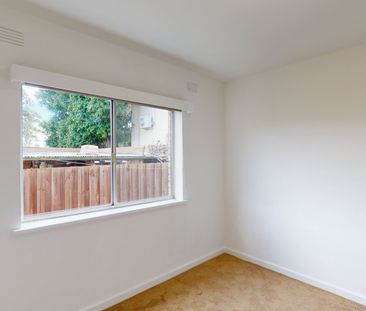 LOCATION, LOCATION! - Photo 4