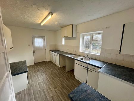 2 bedroom semi-detached bungalow to rent - Photo 3