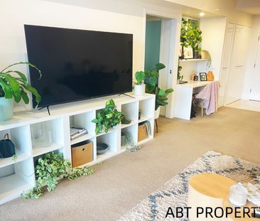 Unbeatable Location, Ground Floor With A Big Courtyard. Walk To Tra... - Photo 4