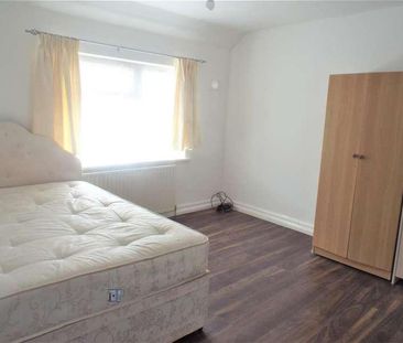 First Floor Flat, Staines Road, TW14 - Photo 2