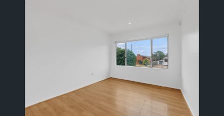 Immaculate, Light-Filled Family Residence in a Sought-After Location - Photo 2