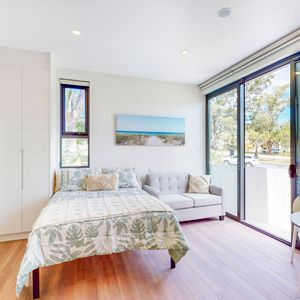 Furnished Studio Apartment in Convenient Location - Bills Included - Photo 2