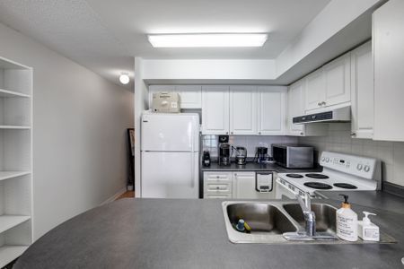 For Lease - 11 Oneida Crescent Unit# 1008, Richmond Hill, Ontario - Photo 2