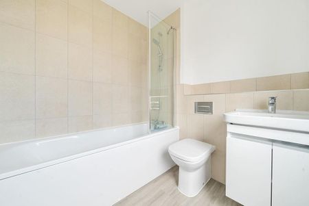 4 bedroom detached house to rent - Photo 3