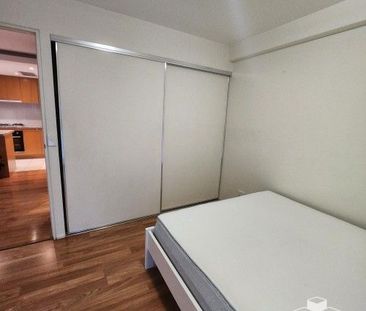 Queen size bedroom for rent in South Brisbane - Photo 3