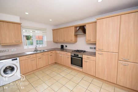 3 bedroom end of terrace house to rent - Photo 3