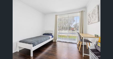 Beautiful 3 Bedroom Home - Photo 5