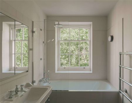 A beautifully finished two-bedroom apartment in a boutique new build development on Newcourt Street - Photo 4