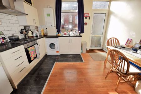 2 bedroom Flat in Harold Grove, Leeds - Photo 2