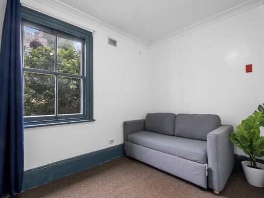Redfern - Photo 1