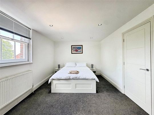 4 bedroom end of terrace house to rent - Photo 1