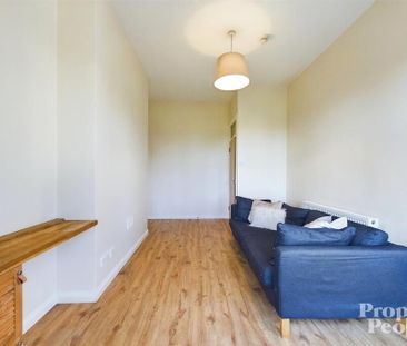 APT 2, 42 Castleton Gardens, Belfast, BT15 3BY - Photo 3