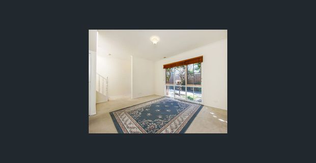 Spacious townhouse on a small block of 5! - Photo 1