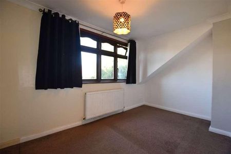 Great Gardens Road, Hornchurch, Essex, RM11 - Photo 2