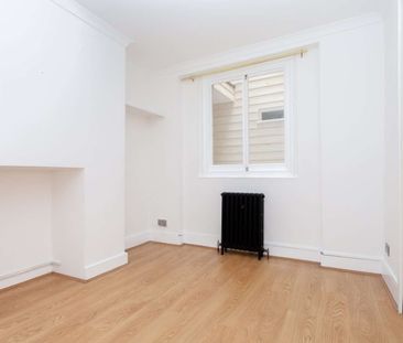Beautiful one bedroom apartment in a period conversion. - Photo 4
