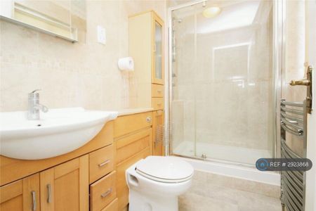 4 bedroom detached house to rent - Photo 4