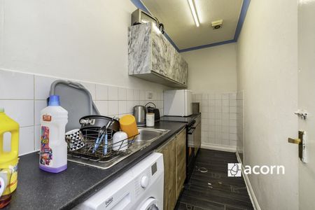 Flat to rent - Manor Road, Chatham, ME4 - Photo 5