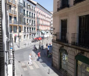 Room in a shared 7-bedroom apartment for rent in Embajadores, bills included, perfect for professionals and students. - Foto 1