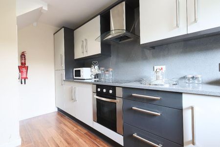 4 bedroom semi-detached house to rent - Photo 4