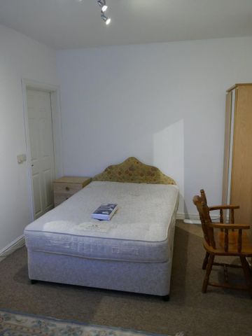 3 bedroom flat to rent - Photo 4