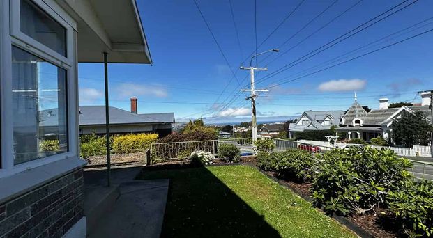 Beautiful in Belleknowes! - Photo 1