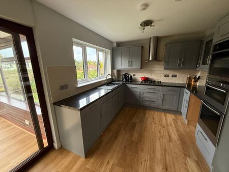 5 bedroom detached house to rent - Photo 2