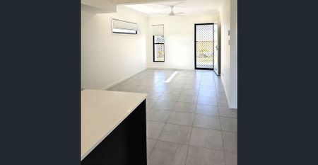 GREAT LOCATION-NEAR NEW FULLY DUCTED 3 BED 2 BATH TOWNHOUSE - Photo 2