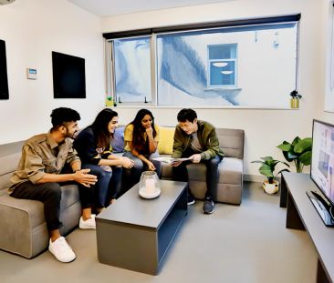 Twin Bed in 5 Bedroom Apartment - Photo 2