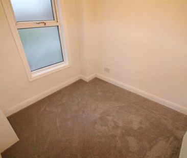 2 bedroom end of terrace house to rent - Photo 2