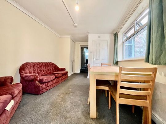 6 bedroom terraced house to rent - Photo 1