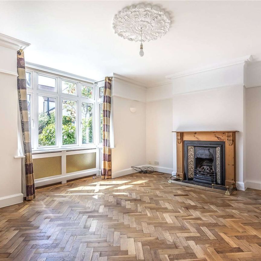 A well presented family home ideally located for town and station - Photo 1