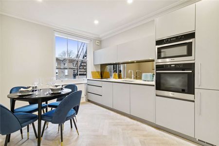 A superb three bedroom apartment located on a sought after garden square in Notting Hill - Photo 4