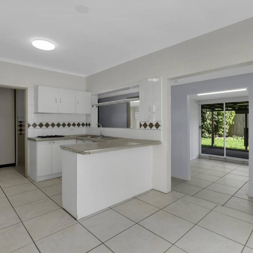 Large 3 Bedroom Home with Ensuite - Extra Office - Huge Block - Fully Fenced - Photo 1