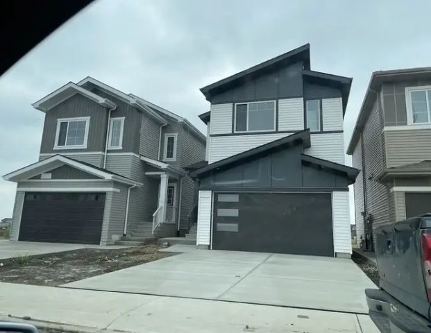 Three (3) bedrooms + Bonus Room Front garage house for a family living | Edmonton - Photo 1