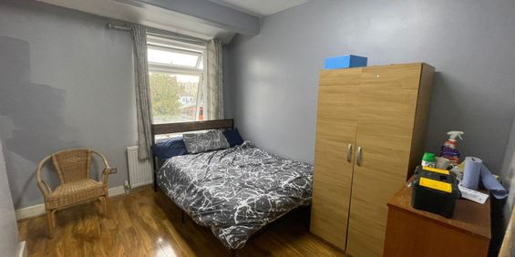 Double room in shared house close to goodmayes station- - Photo 3
