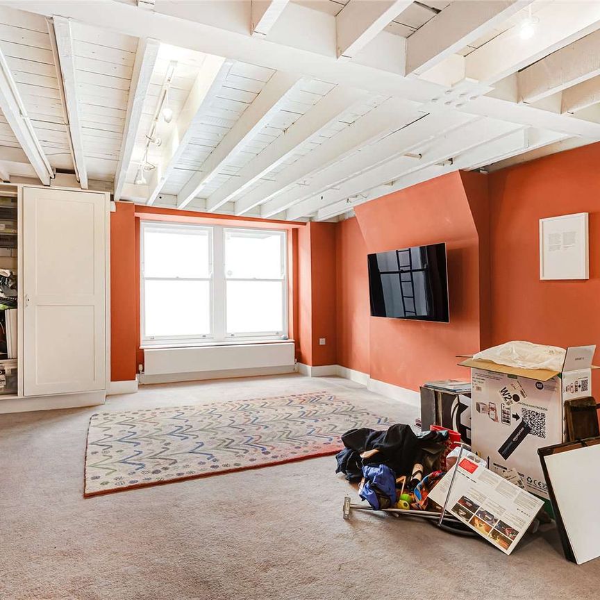 A classy four bedroom family home with excellent entertaining space. - Photo 1