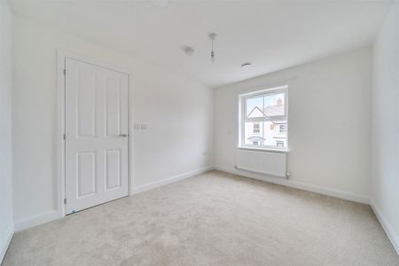 4 bedroom detached house to rent - Photo 2