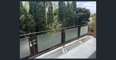 Bright & Spacious 2 Bedroom Apartment with Balcony & Parking - North Bondi - Photo 4