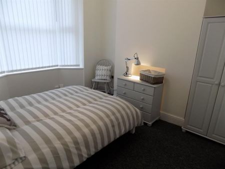 3 bedroom Flat To Let - Photo 4