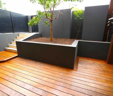 Ground Floor Apartment with Large Private Courtyard - Photo 2