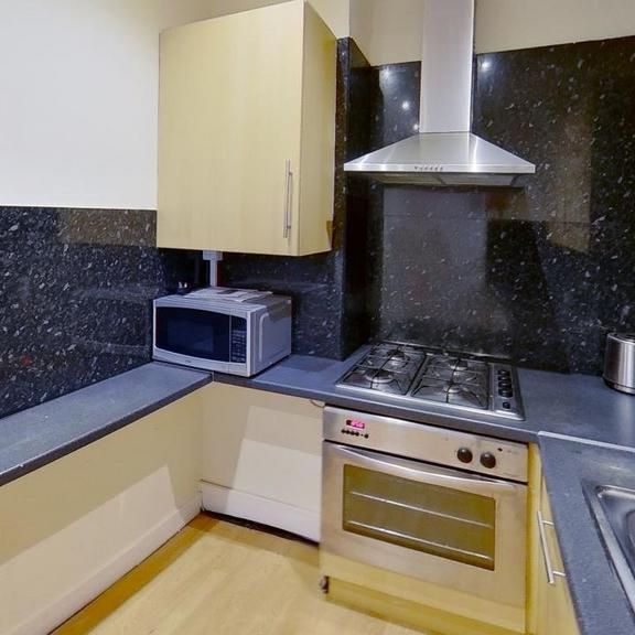 3 bedroom flat to rent - Photo 1