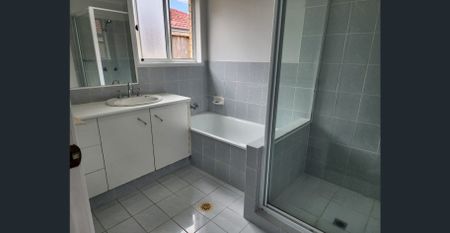 Broadbeach Waters Home With 3 beds 2 Baths Double Garage & Inground Pool - Photo 3